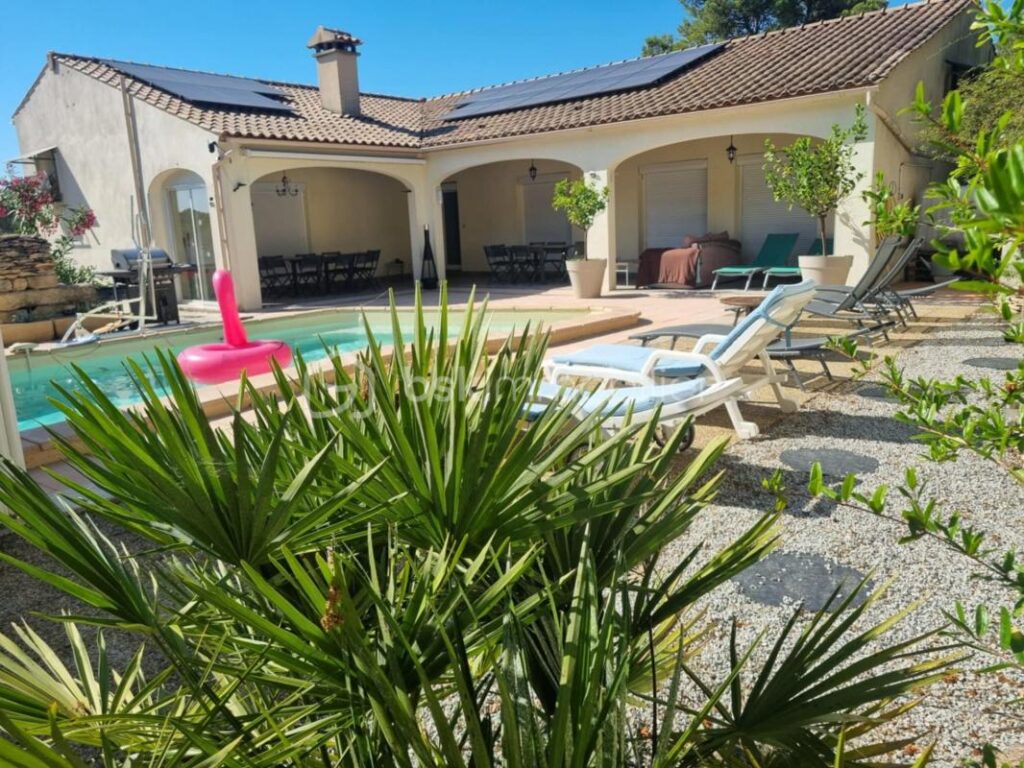 Propriété rare :Villa avec piscine et 3 dépendances locatives – Un placement idéal – 9 pièces – 7 chambres – 190 m²