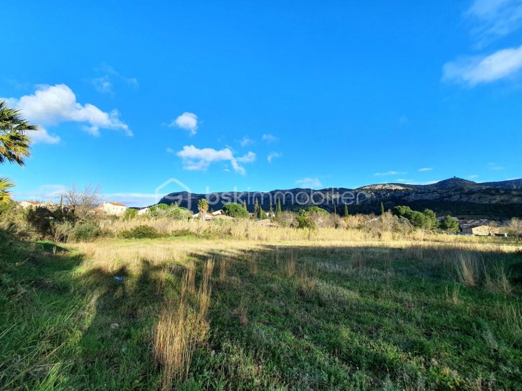 TERRAIN CONSTRUCTIBLE – TOUT A L’EGOUT – LIBRE DE CONSTRUCTEUR – NR pièces – NR chambres – 1522 m²