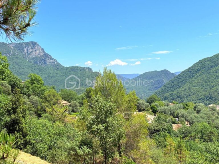 Terrain constructible de 1 605 m² – Vue panoramique – Pierrefeu (06910) À seulement 45 minutes de Nice, dans un cadre naturel privilégié – NR pièces – NR chambres – 1605 m²