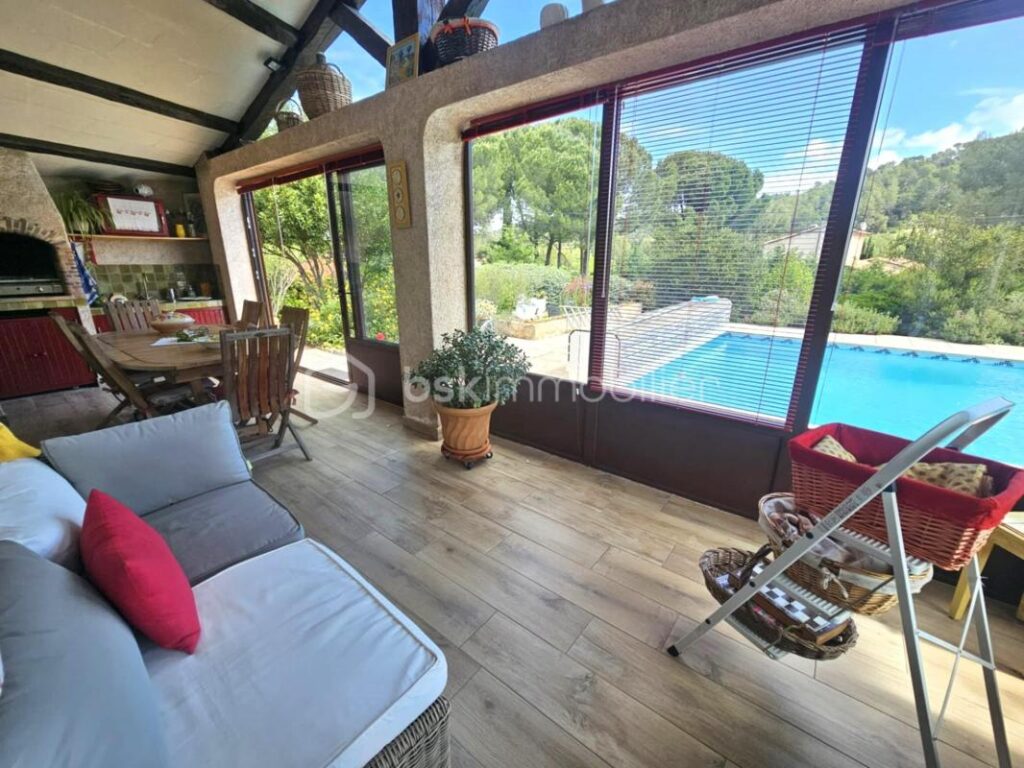 A Les Arcs (Var) – Maison traditionnelle de charme de 130 m² sur 2400 m² de terrain – Quartier résidentiel prisé – dépendance – piscine – Garage – 5 pièces – 3 chambres – 130 m²