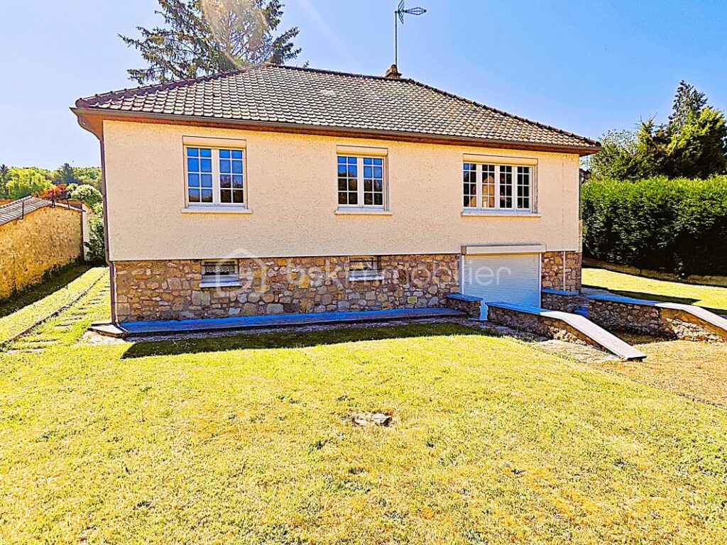 Maison de plain-pied de 80 m² sur sous-sol total sur terrain entièrement constructible et divisible de 1457 m² – 4 pièces – 2 chambres – 80 m²