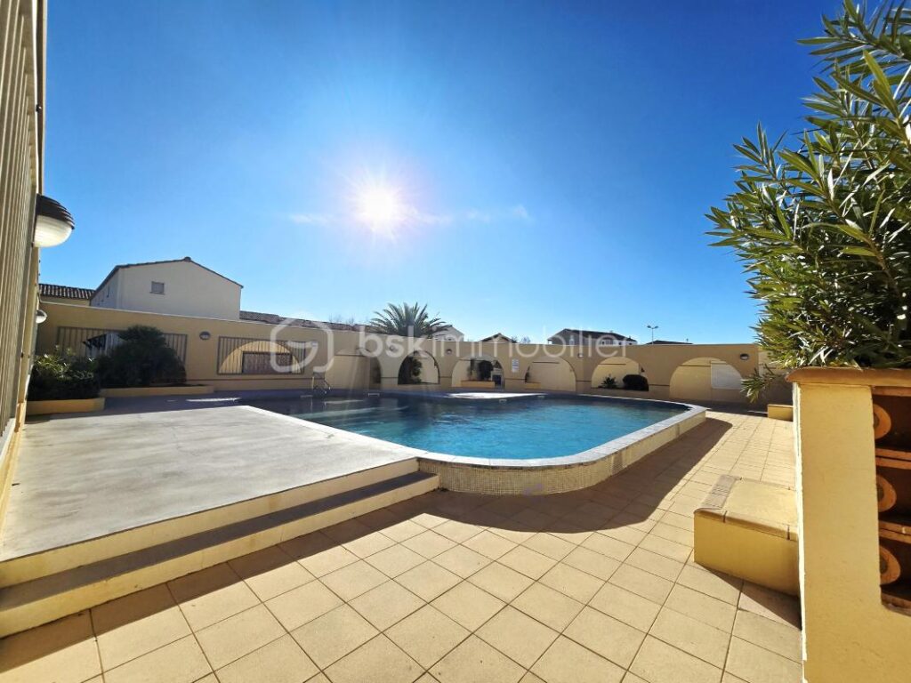 ACCES PRIVE PLAGE – VUE – PISCINE – STATIONNEMENT PRIVATIF – 2 pièces – 1 chambre – 26 m²