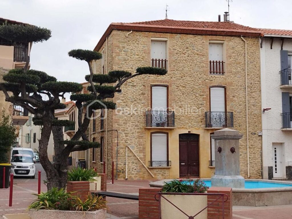 MAISON DE VILLAGE 300M2 OU ENSEMBLE IMMOBILIER DE 3 APPARTEMENTS – BROUILLA – 11 pièces – 8 chambres – 300 m²