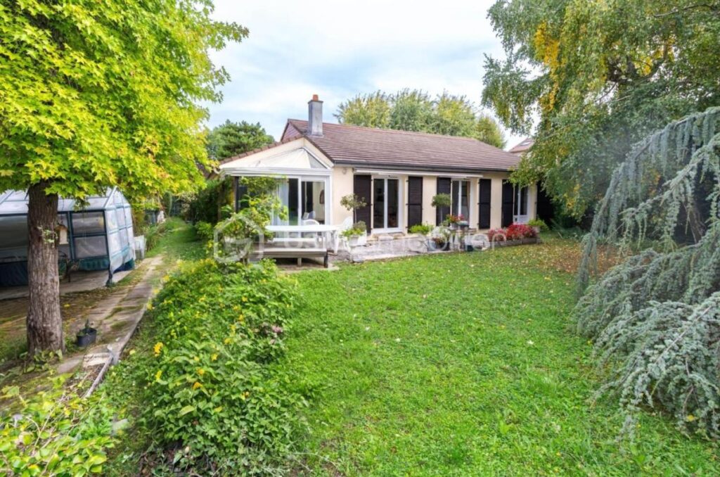 Maison de plain-pied – 151 m² – Jardin arboré d’environ 800 m² – 5 pièces – 3 chambres – 151 m²