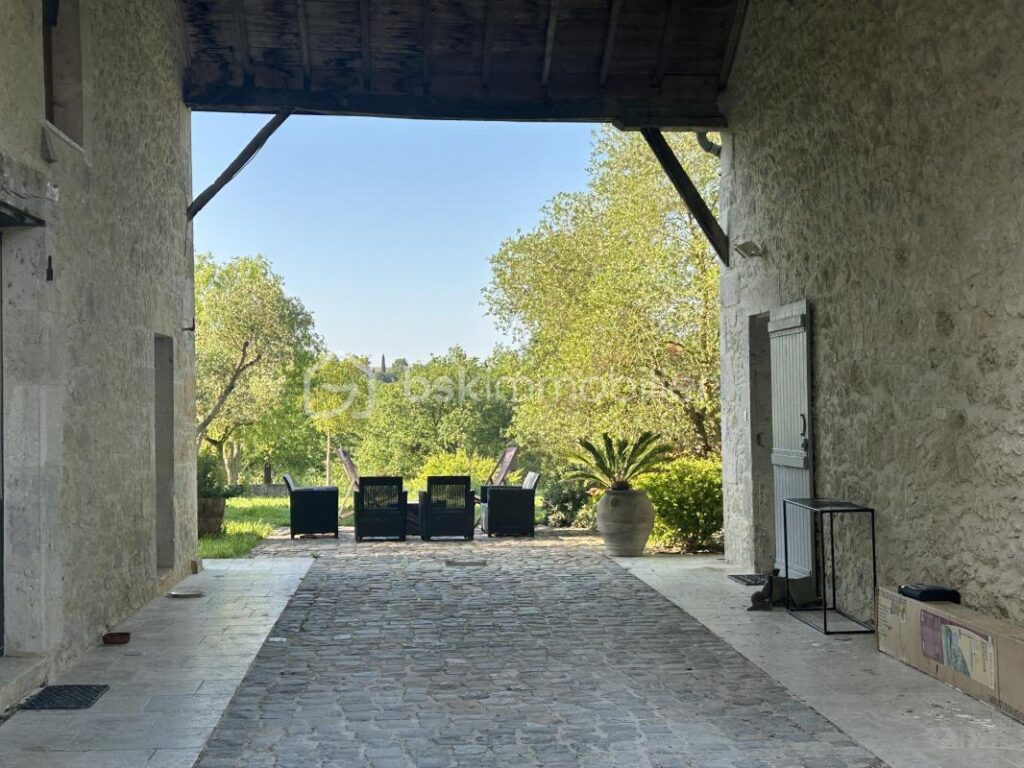 MAGNIFIQUE PROPRIETE EN PIERRES – VUE – CALME – GITES – DEPENDANCES – SOURCE – ETANG – NR pièces – NR chambres – 885 m²