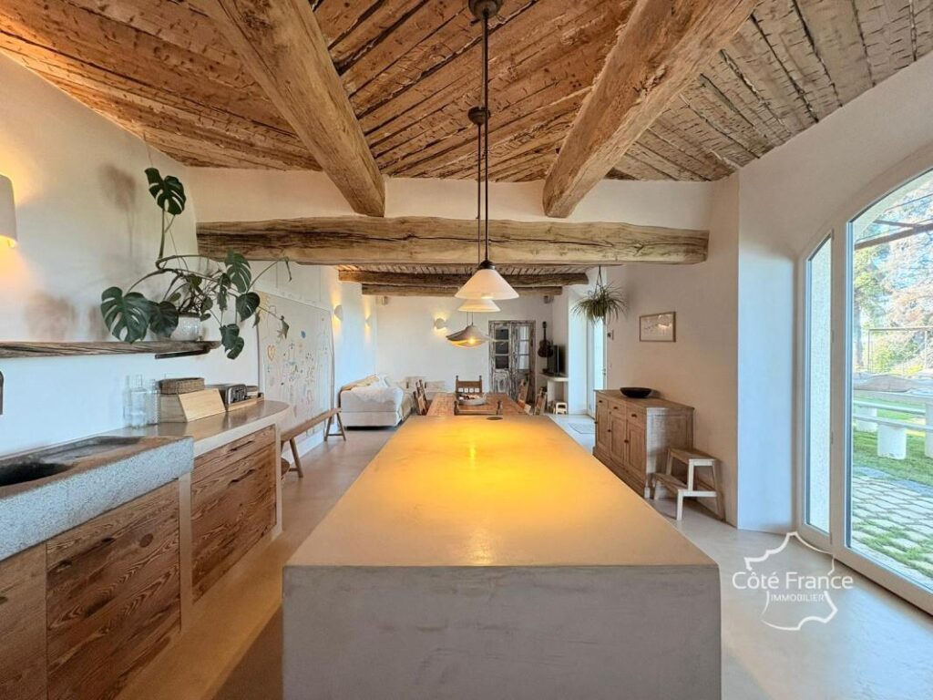 VILLA DE LUXE AVEC PISCINE ET VUE MAGNIFIQUE – 9 pièces – 6 chambres – 239 m²