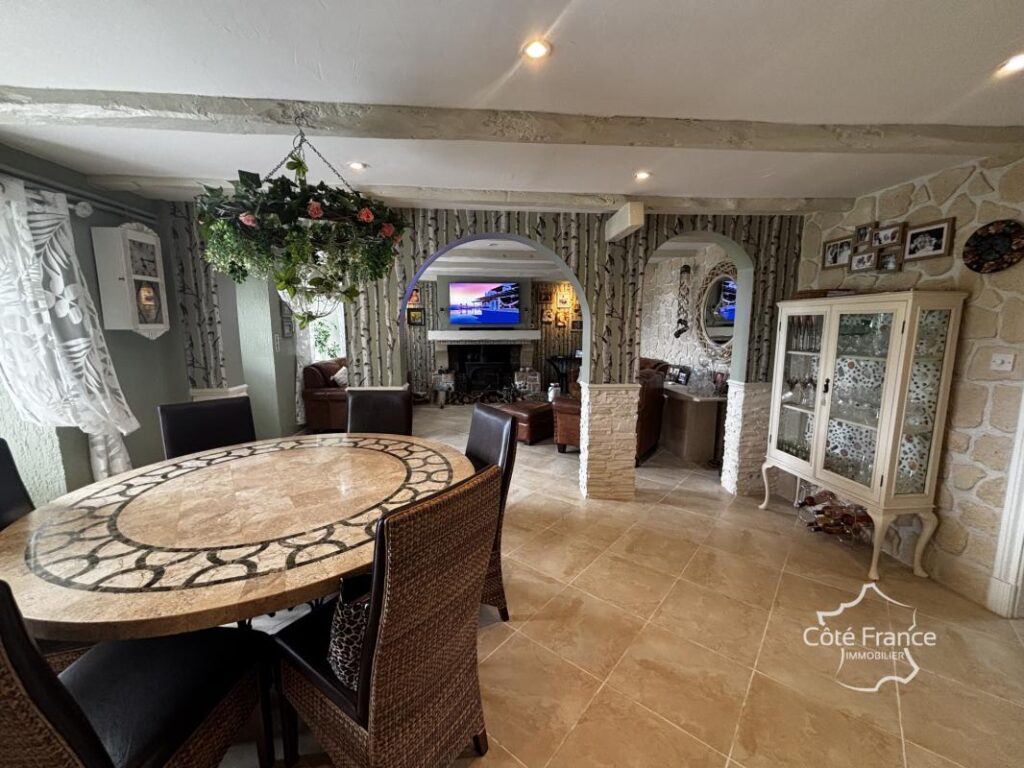 Magnifique propriété avec maison d’habitation, gîtes et pisc – 11 pièces – 7 chambres – 265 m²