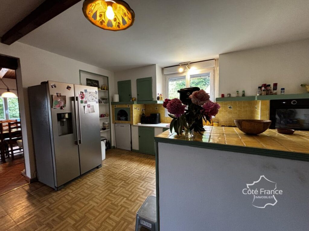 Corps de ferme avec maison d’habitation, plusieurs grandes d – 6 pièces – 3 chambres – 98 m²