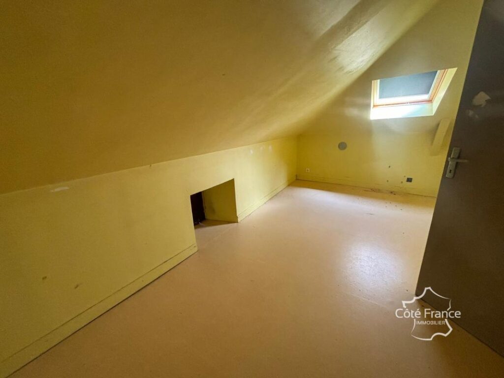 Très charmante maison Auvergnate à rénover, avec beau jardin – 5 pièces – 3 chambres – 75 m²