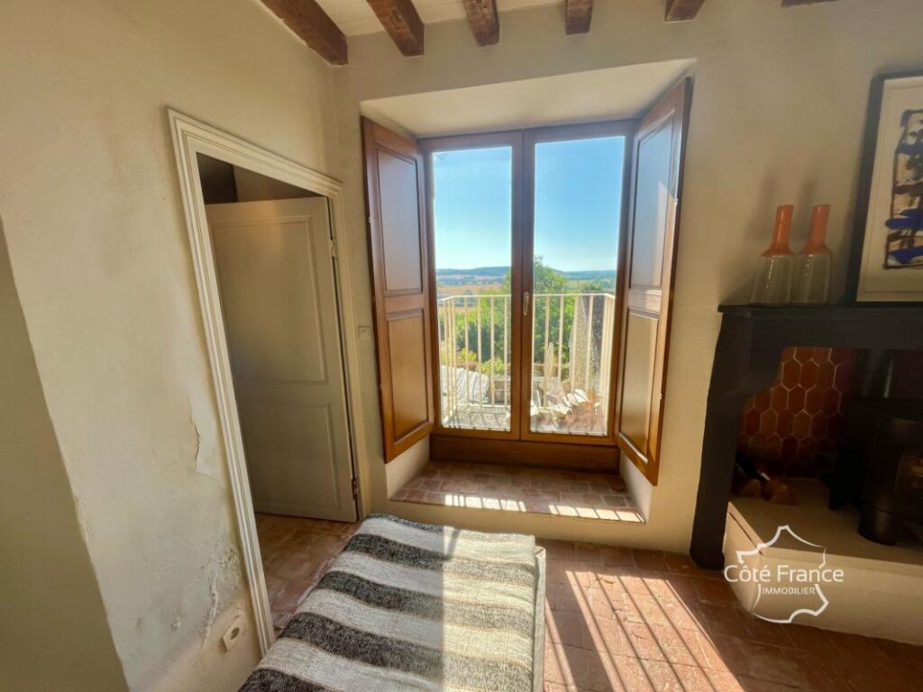 Demeure médiévale de charme avec vues imprenables au coeur de – 4 pièces – 2 chambres – 127 m²