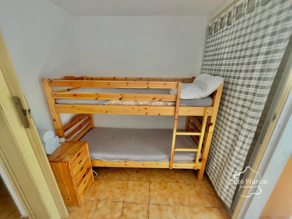Spacieux Rez de jardin d’une chambre et cabine secteur Riche – 2 pièces – 1 chambre – 33 m²