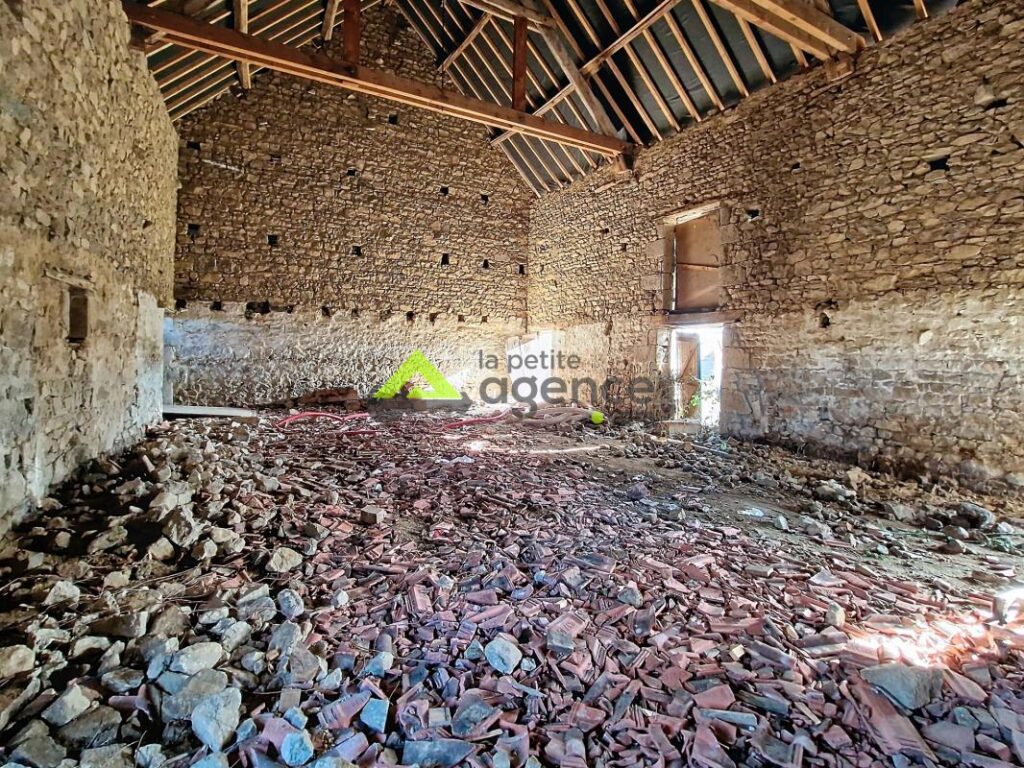 Grange de 200 m2 – AHUN – 2 pièces – 1 chambre – 200 m²