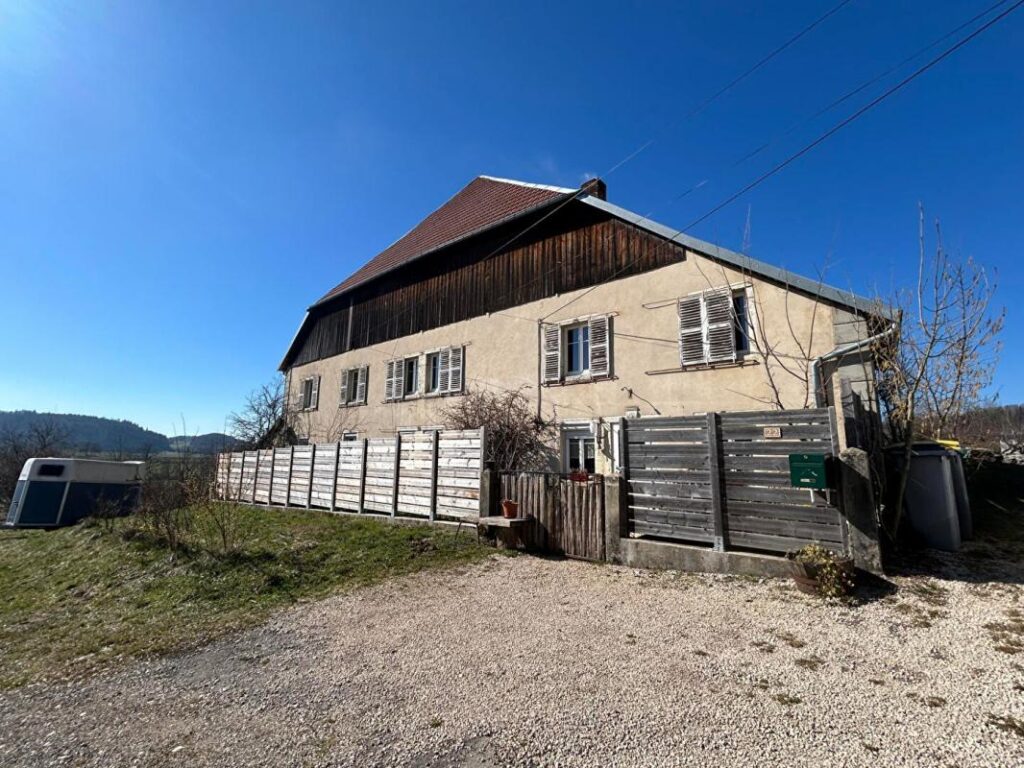 ANCIEN CORPS DE FERME RENOVE 8 PIECES 222 m² SUR TERRAIN DE 46 ARES 390000 EUROS – 8 pièces – 3 chambres – 222 m²