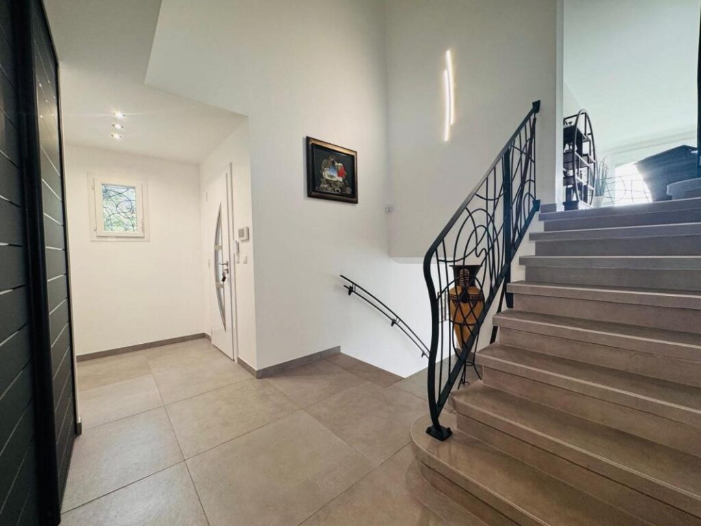 Maison à vendre Rochefort-du-Gard – 6 pièces – 4 chambres – 202 m²