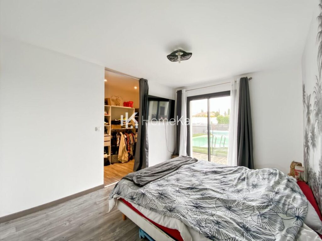 VILLA AVEC VUE, PISCINE, DEPENDANCE ET GRAND GARAGE – 8 pièces – 6 chambres – 275 m²