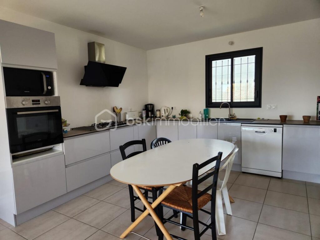 EXCLUSIVITE à FORCALQUIER : Deux logements indépendants de plain pied dans quartier calme ! – 8 pièces – 5 chambres – 175 m²