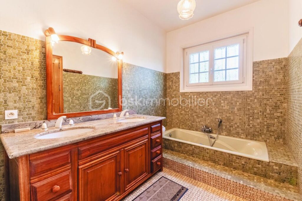 Maison d’exception sur parcelle d’environ 4 300 m² piscinable & constructible – 8 pièces – 7 chambres – 205 m²