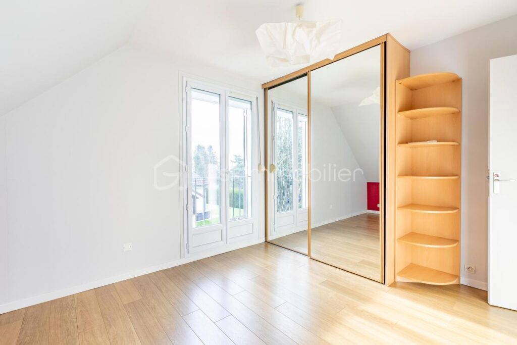 Maison familiale type ‘ORANGER’ 210m² à SAINT-WITZ – 8 pièces – 5 chambres – 210 m²