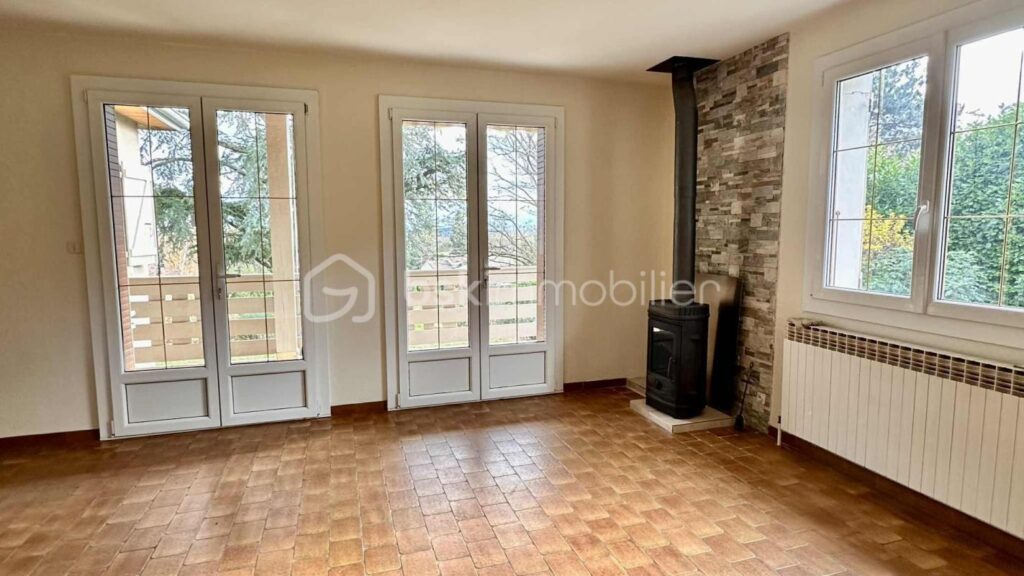 VILLA AVEC SOUS-SOL COMPLET SUR 2 510 m² DE TERRAIN CONSTRUCTIBLE – 4 pièces – 3 chambres – 103 m²