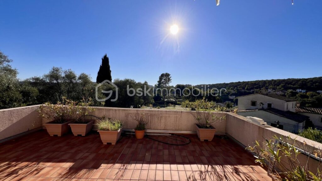 Villa 6 pièces, Piscine, Double garage, Calme, Quartier résidentiel – 6 pièces – 4 chambres – 150 m²