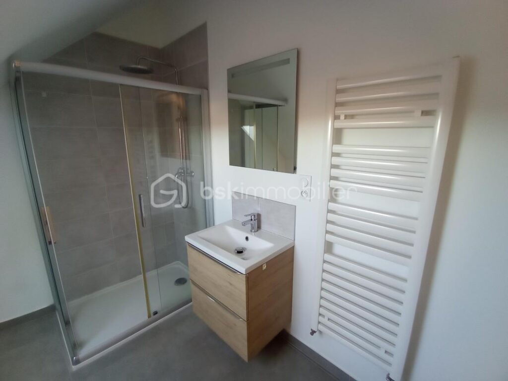 SUPERBE APPARTEMENT T3 DE CHARME DANS MAISON EN DERNIER ETAGE AVEC TERRASSE COUVERTE – 3 pièces – 3 chambres – 83 m²