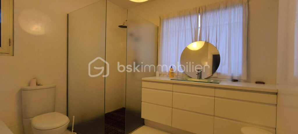 Magnifique maison sur une grande parcelle avec une dépendance et un garage , au bord de la plage de l’étang de Berre , sur Saint-Chamas – 4 pièces – 3 chambres – 127 m²