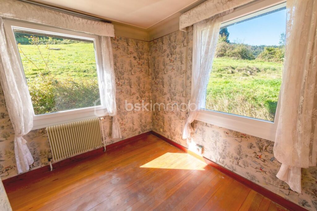 74300 – MAGLAND – GRANDE MAISON DE VILLAGE – PROJET DE RÉNOVATION – SITUATION AU CALME ET ENSOLEILLÉE – 3 NIVEAUX, 270M² DE SURFACE TOTALE POUR 170M² HABITABLES – 8 pièces – 4 chambres – 170 m²