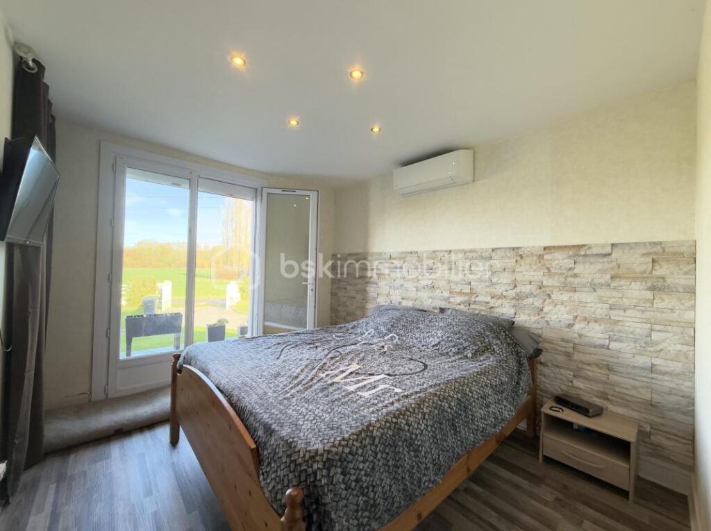 Maison moderne – 145 m² – 5 chambres – Sous-sol total – Terrain 1034 m² – 6 pièces – 5 chambres – 145 m²