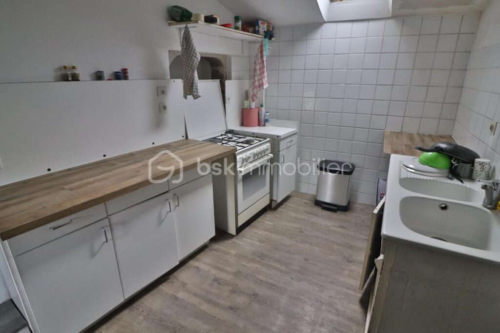 2 immeubles à rénover de 800m² avec cours, terrasse et balcon – NR pièces – NR chambres – 200 m²