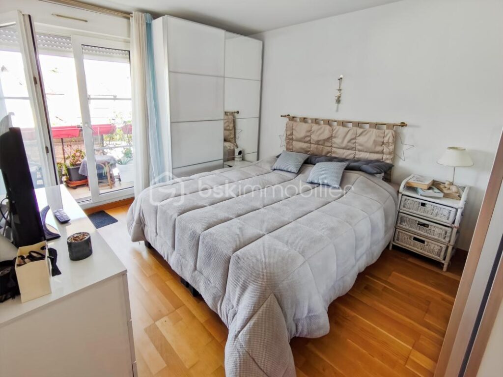 SUPERBE APPARTEMENT F4 DANS RESIDENCE DE STANDING AVEC ASCENSEUR A 8′ A PIEDS DE LA GARE + BOX VEHICULE – 4 pièces – 3 chambres – 72 m²