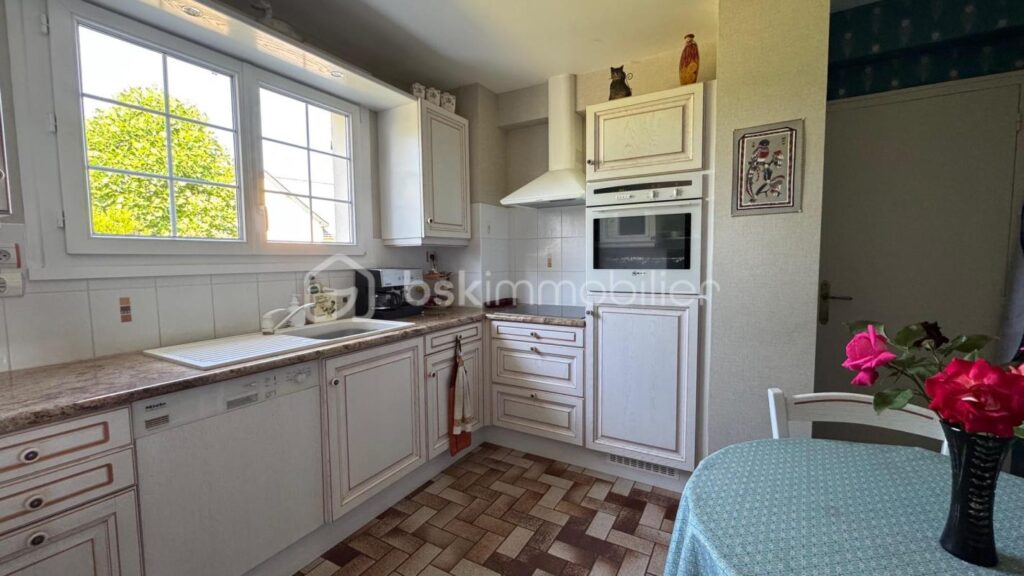 CHARMANTE MAISON TRADITIONNELLE – 8 PIÈCES – 5 CHAMBRES + 1 BUREAU – SOUS-SOL COMPLET – JARDIN CLOS ET ARBORÉ – 8 pièces – 6 chambres – 136 m²