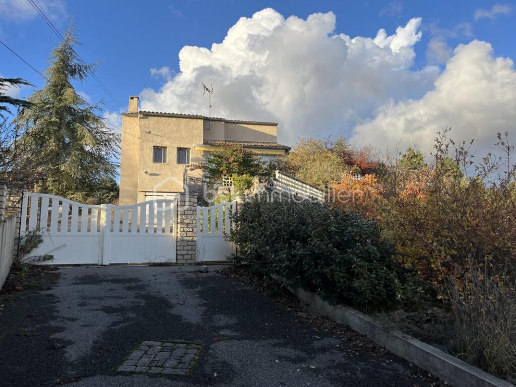 une maison de 145 m² à Saint-Étienne-les-Orgues – 4 pièces – 4 chambres – 143 m²
