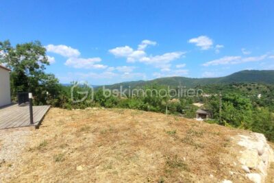 VILLA NEUVE PLAIN PIED, GRAND GARAGE ET VUE MAGNIFIQUE – 5 pièces – 3 chambres – 100 m²