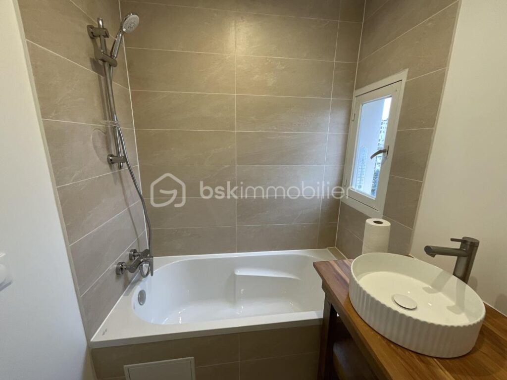 Charmant duplex T3 entièrement rénové, situé à la limite d’Antony, au sein du Domaine de la Peupleraie – 3 pièces – 2 chambres – 59 m²