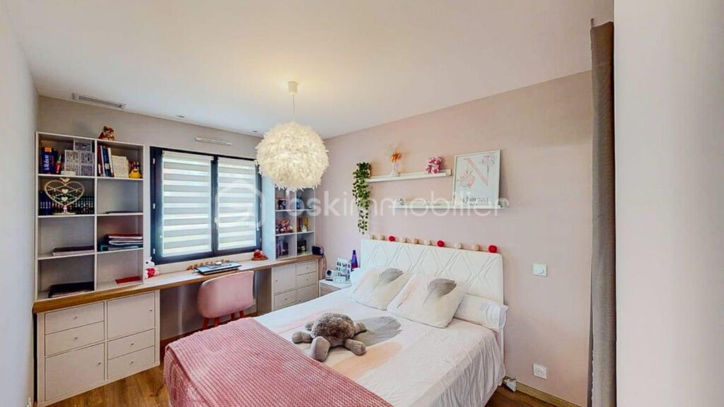 Vivre Dedans-Dehors : maison de plain-pied, baignée de lumière avec vue dégagée sur la nature – 5 pièces – 3 chambres – 115 m²