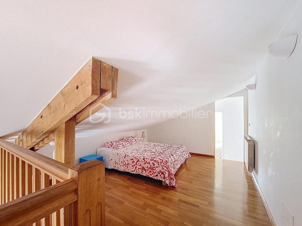 VILLA DE CARACTERE AVEC PISCINE – 7 pièces – 4 chambres – 158 m²