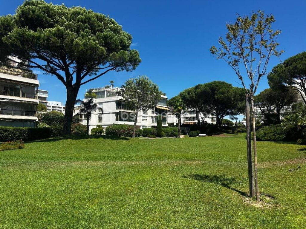 VUE MER – La Napoule, Appartement de 93m2 en front de mer dans une résidence prisée de prestige – 3 pièces – 2 chambres – 93 m²