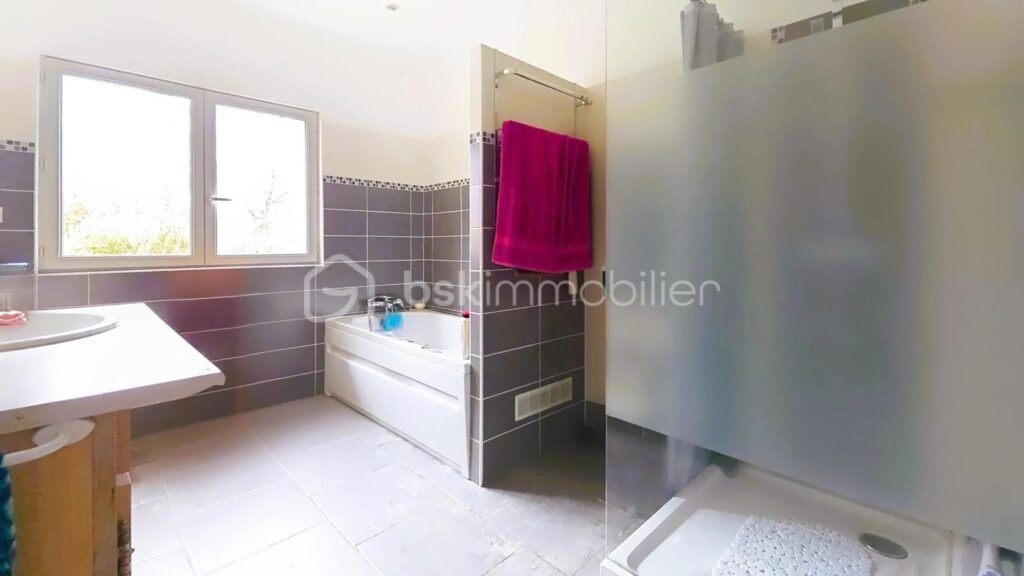 Maison de plain-pied – 4 chambres – Terrain arboré 1 600 m² – 5 pièces – 4 chambres – 100 m²