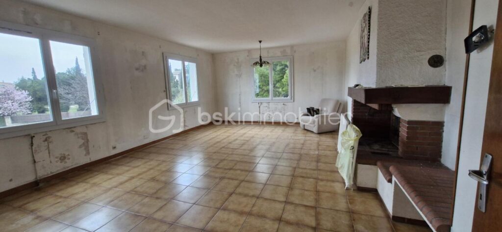 MAISON FAMILIALE AVEC VUE MER/ÉTANG, GARAGE ET SOUS-SOL AMÉNAGEABLE – LEUCATE VILLAGE – 4 pièces – 3 chambres – 110 m²