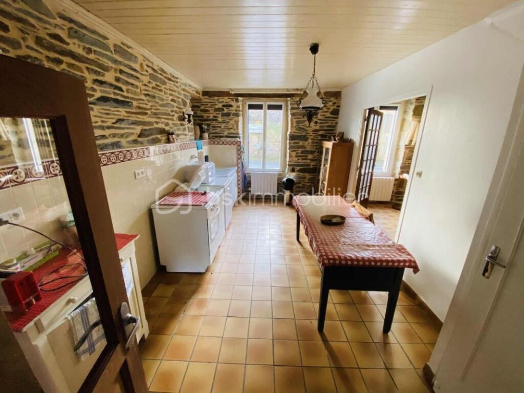 NOUVEAU : Maison en Pierre 167 M² Habitable ( Centre Bourg GUILLIERS) – 10 pièces – 4 chambres – 1638 m²