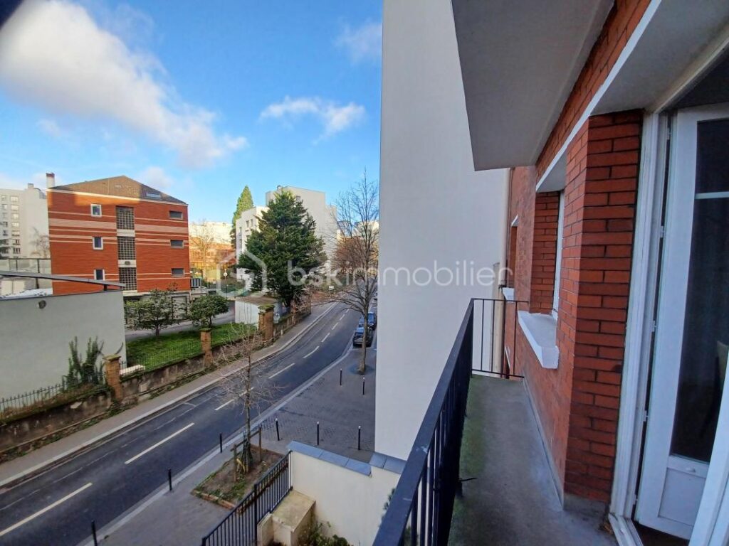 Appartement lumineux avec balcon en ville, idéal pour première acquisition – 3 pièces – 2 chambres – 57 m²