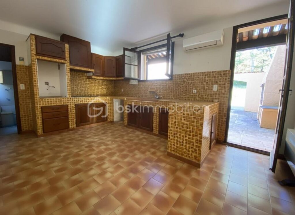 Maison traditionnelle de plain-pied de 133 m² – 6 pièces – 4 chambres + Grand Garage + Patio, sur un terrain de 4 000 m² – 6 pièces – 4 chambres – 133 m²