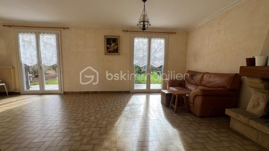 Maison familiale traditionnelle 7 pièces – 4 chambres – Grand sous-sol – Proche centre bourg de PACÉ – 6 pièces – 4 chambres – 120 m²