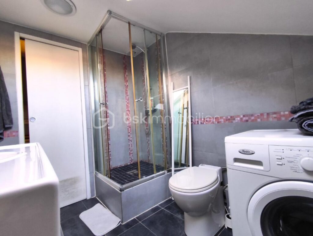 Paris 14ème Secteur Raspail/Denfert Rochereau, Dans un immeuble de standing, studio en parfait état au dernier étage avec ascenseur – 1 pièce – NR chambres – 23 m²