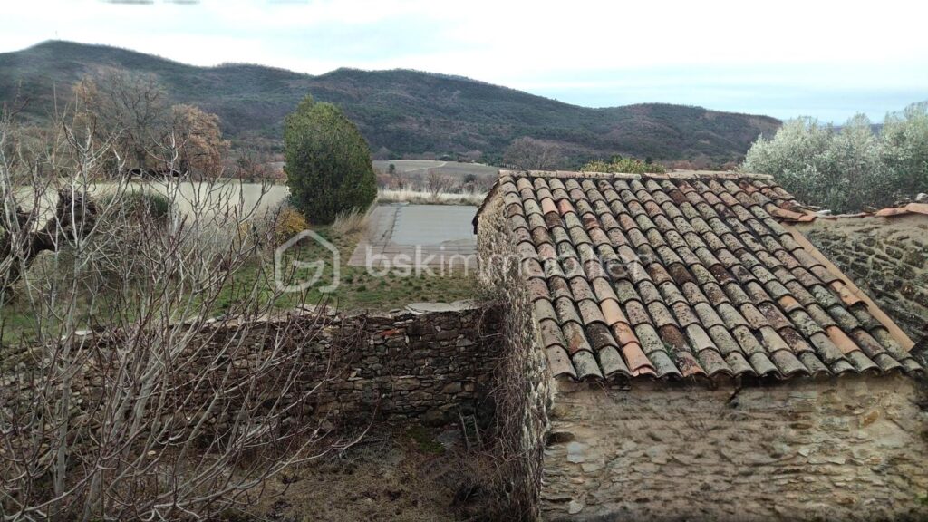 Premier niveau d’un ancien corps de ferme imprégné du charme de la Provence, avec piscine et vue exceptionnelle MONTLAUX 04230 – 4 pièces – 3 chambres – 110 m²