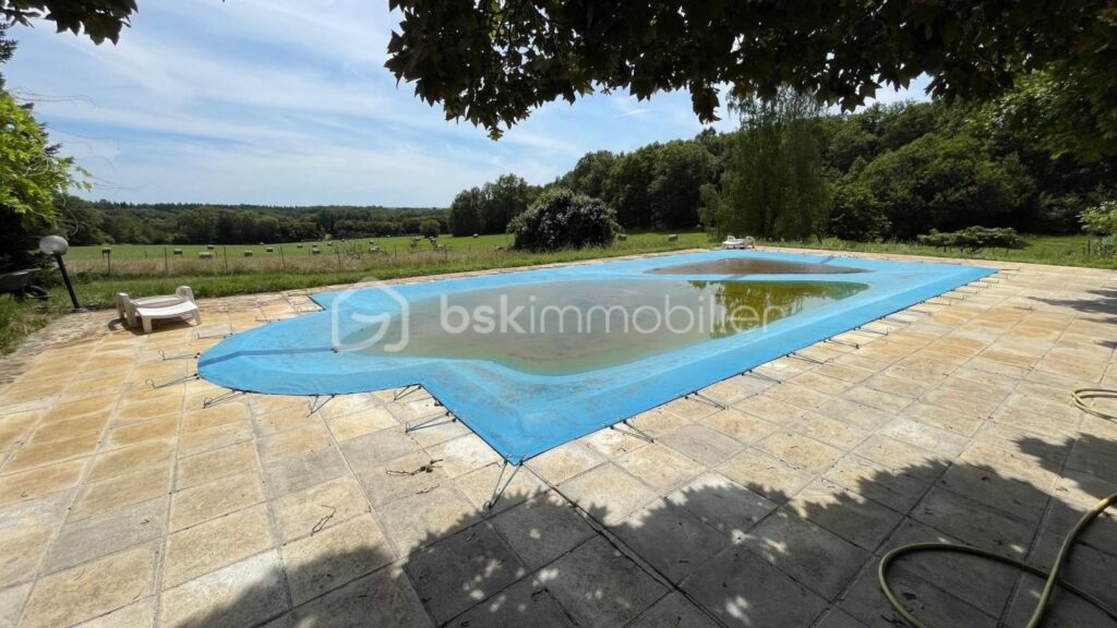 Grande propriété en pierre sur 86000m² de terrain – 7 pièces – 5 chambres – 226 m²