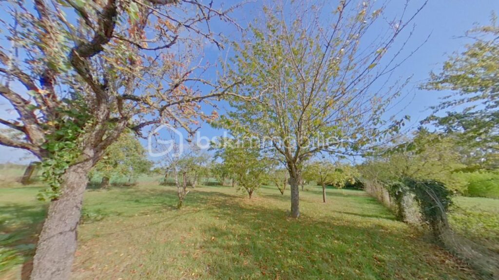 Maison de Campagne de plain pied de 132 m² avec grenier aménageable dans un environnement verdoyant – 5 pièces – 3 chambres – 132 m²