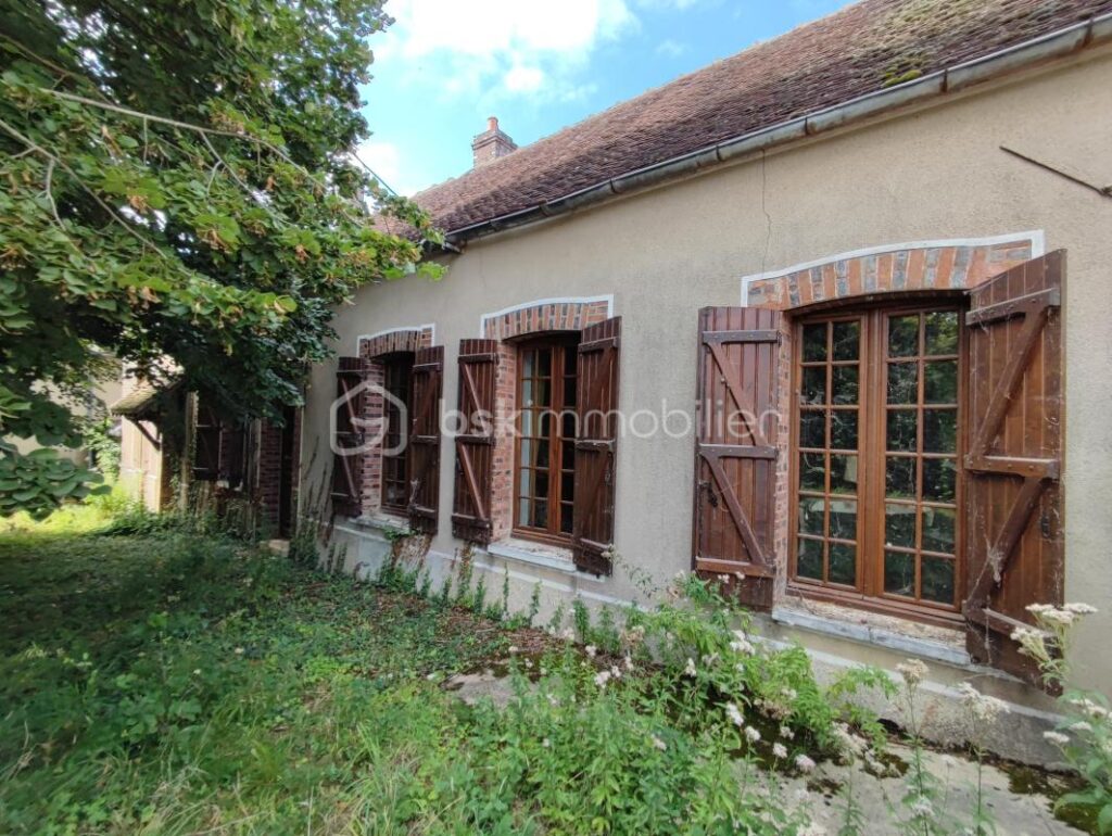 Une propriété comprenant deux habitations, une longère de 100 m² et un logement de 42 m² avec une grange et dépendances, cave sur 3406 m² de parcelle – 5 pièces – 3 chambres – 129 m²