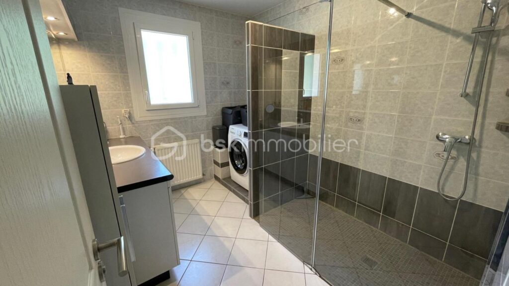 Maison rénovée avec soins sur 3532 m² de terrain non clos – 4 pièces – 3 chambres – 116 m²