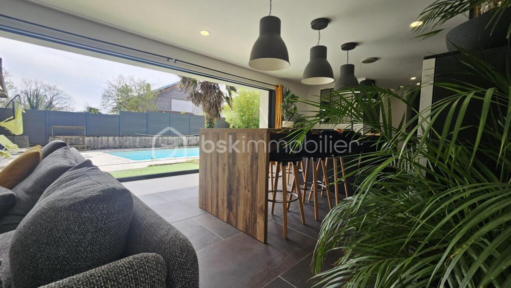 Ancien corps de ferme de 127 m2 entièrement rénové avec piscine – 4 pièces – 3 chambres – 122 m²